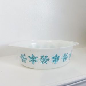 Pyrex casserole dish / 1950s - 1960s / Turquoise snowflake / 043 / 1 1/2 qt